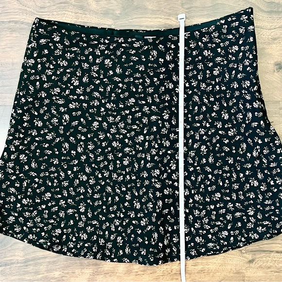 H&M Divided Black & White Lined Floral Mini Flowy Skirt Women's Size 6 - Picture 9 of 10